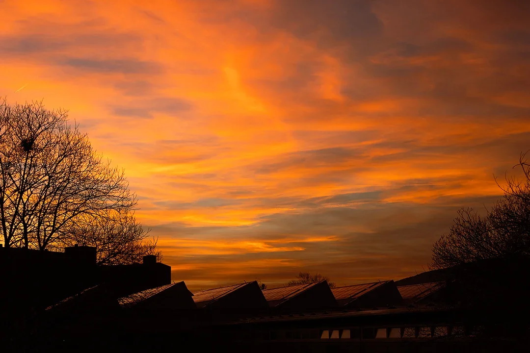 Abendglühn über der Fabrik